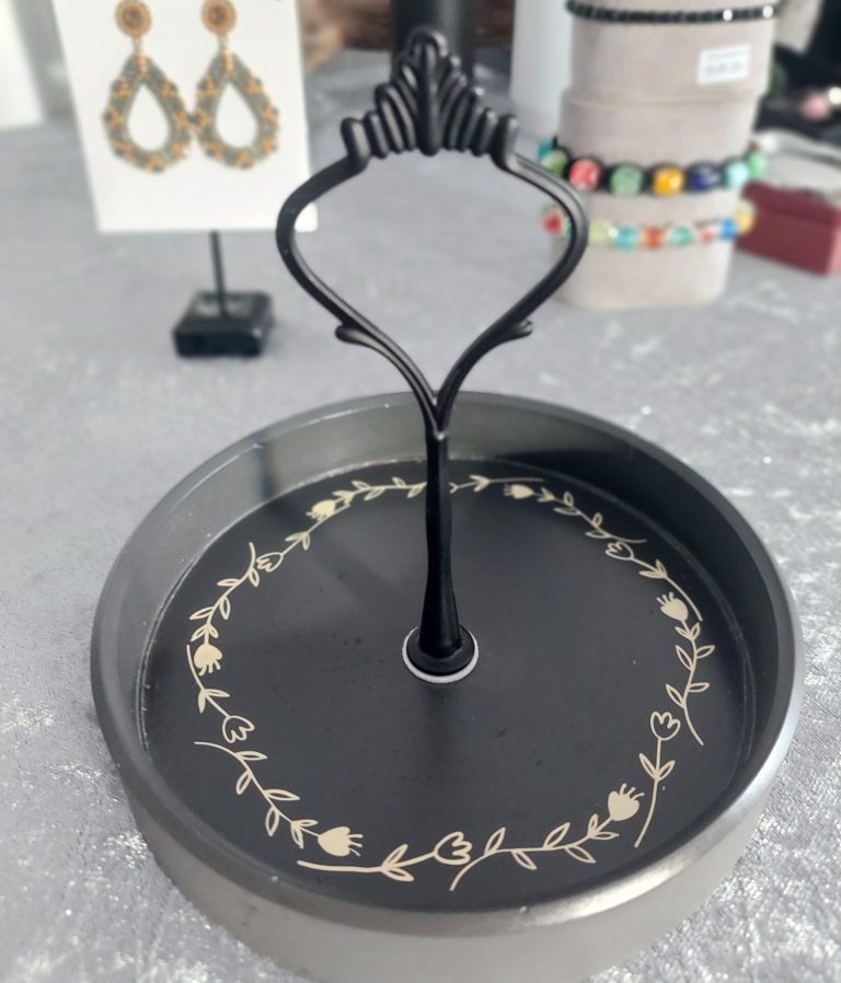 Dekorationsartikel Handgefertigtes Tablett grau mit Rankenmuster geplottet mit verspieltem Griff